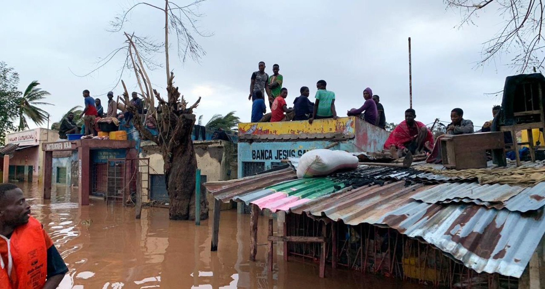 Freemasons give to victims of southern African cyclone